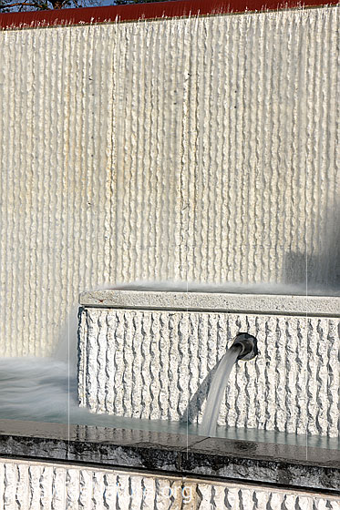 Foto: Wasserstrahl und fliessendes Wasser in einem Brunnen (Langzeitbelichtung).