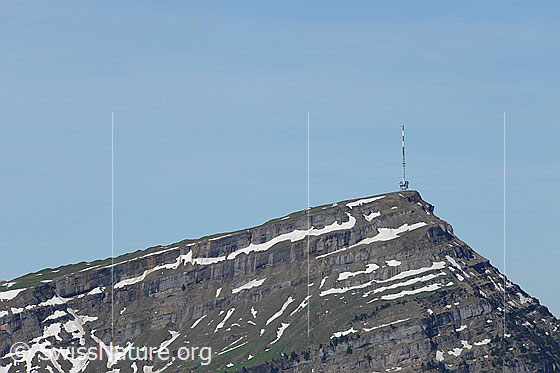 Foto: Rigi Kulm mit dem markanten Sendemast vom Gnipen.