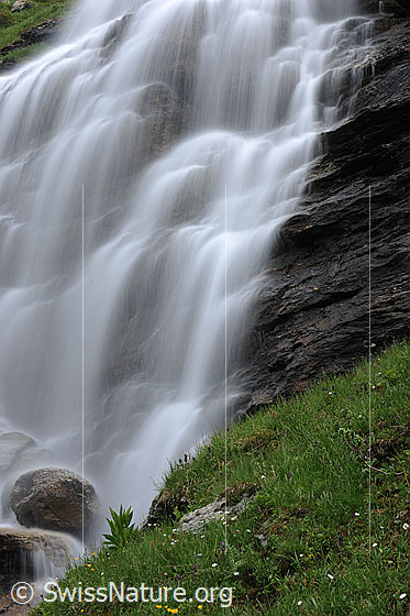 Foto: Gestufter Wasserfall mit feinen Wasserstrahlen und erfrischendem Wasser. (Aufnahme als Langzeitbelichtung).
