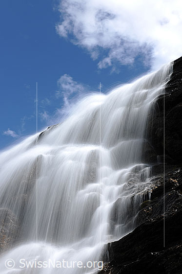 Foto: Während der Schneeschmelze führen die Bergbäche viel Wasser. Entsprechend erfrischend und mächtig präsentieren sich in dieser Zeit die Wasserfälle.