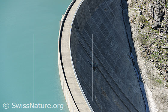 Foto: Bogenstaumauer des Griessees. Ausschnitt.