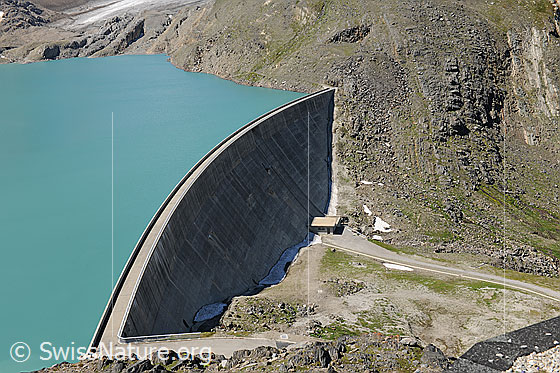 Foto: Bogenstaumauer und Stausee (Griessee)