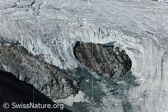 Foto: Herzförmiges Loch im Allalingletscher