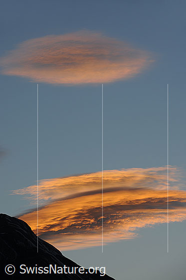 Foto: Abendstimmung mit glühenden Wolken. 
Die Linsenwolken zeigen sich im Abendrot.