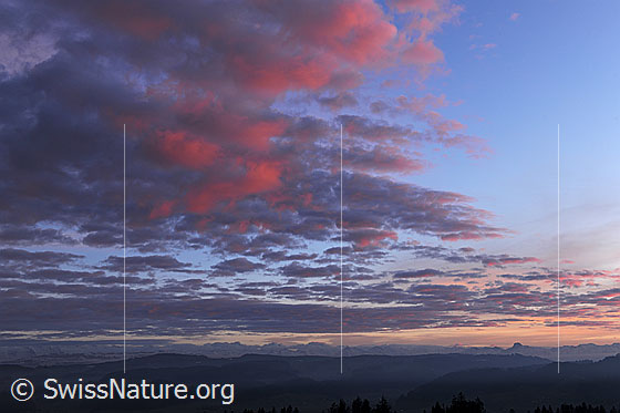 Foto: Wolkenstimmung am Abendhimmel über dem Emmental. In der aufgelockerten Bewölkung zeigt sich etwas Abendrot.