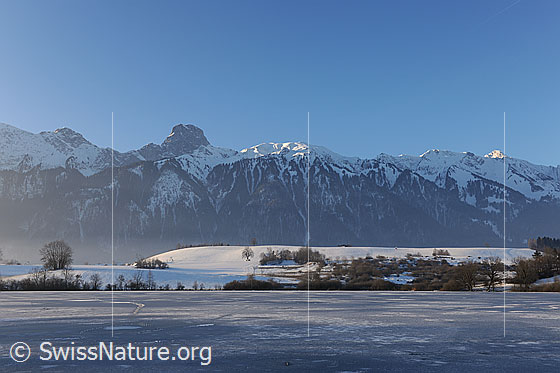 Foto: Blick über die Eisfläche des Übeschisee zum Stockhorn.