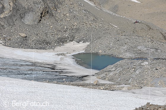 Foto: Gletschsersee am Chilchligletscher. Die Gletscherzunge mündet in den See.