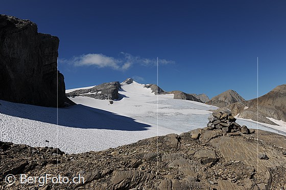 Foto: Chilchligletscher, Tungelgletscher und Wildhorn. Davor ein Steinmännchen.