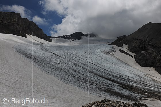 Foto: Quellbewölkung über dem Chilchligletscher.
