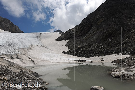 Foto: Gletscherlandschaft und Gletschersee am Chilchligletscher.