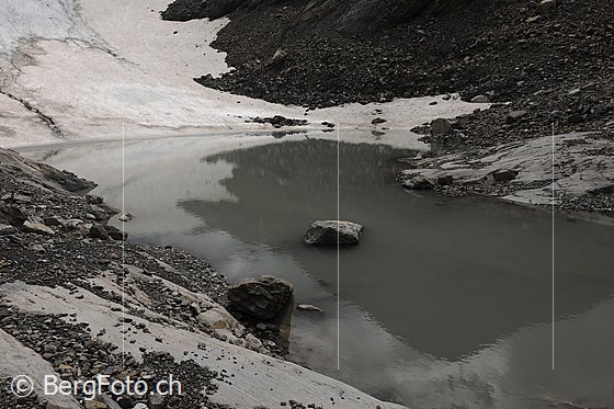 Foto: Gletschersee an der Gletscherzunge des Chilchligletschers.