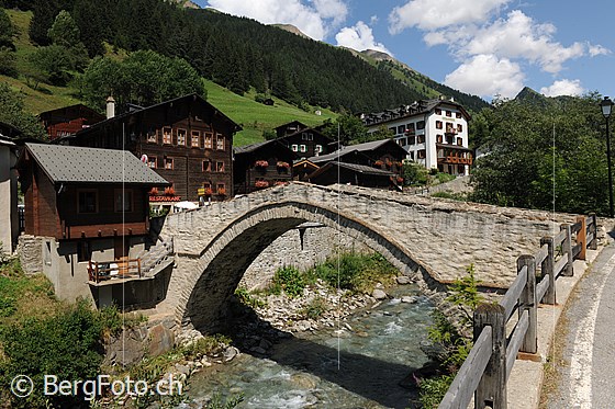 Foto: Bergdorf Binn / Schmidigehischere, Binntal. Steinbrücke über die Binna und Hotel Ofenhorn.