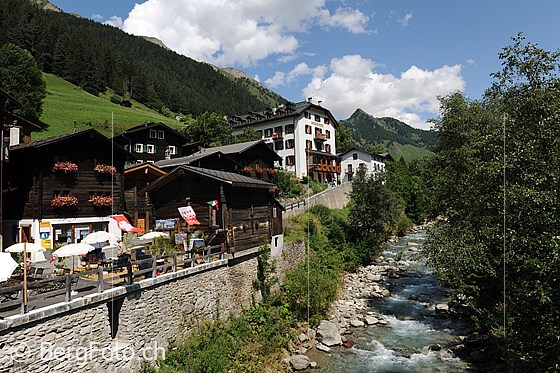 Foto: Bergdorf Binn / Schmidigehischere (Binntal). Im Hintergrund das historische Hotel Ofenhorn.