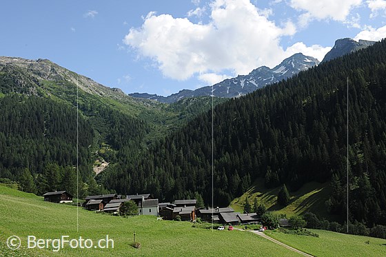 Foto: Weiler Fäld im Binntal. Im Hintergrund die Grube Lengenbach (links) und das Schwarzhorn (rechts oben).