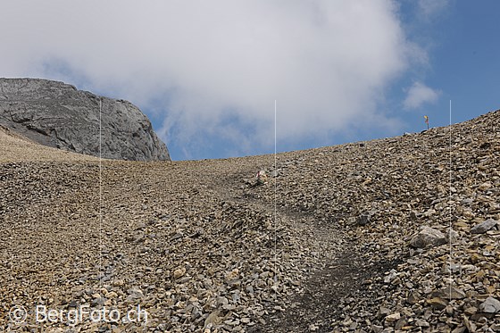 Foto: Die letzten Meter zum Schnidejoch von Norden. Ein Pfad führt durch die kargen Geröllfelder.