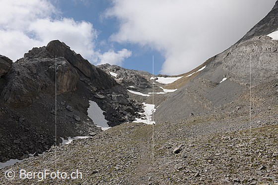 Foto: Schnidejoch von Süden (Wallis). Weite Geröllfelder prägen die Berglandschaft.