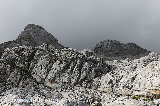 Foto: Felsmassiv am Schnidejoch mit Nebel im Hintergrund. Karge Landschaft.