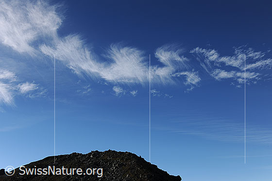 Foto: Muster aus leichten Schleierwolken am blauen Himmel.