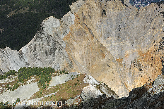 Foto: Tiefblick vom Illhorn in den Illgraben.