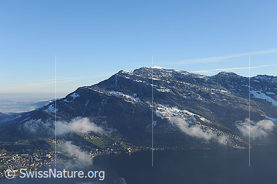 Foto: Rigi vom Bürgenstock. Davor der Vierwaldstättersee und Weggis.
