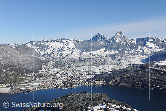 Foto: Grosser Mythen, Kleiner Mythen und Schwyz.
Blick von Seelisberg über den Vierwaldstättersee zu Grossem und Kleinem Mythen. Am Fuss der Mythen liegt die Stadt Schwyz. Am Ufer des Vierwaldstättersee ist Brunnen zu sehen.