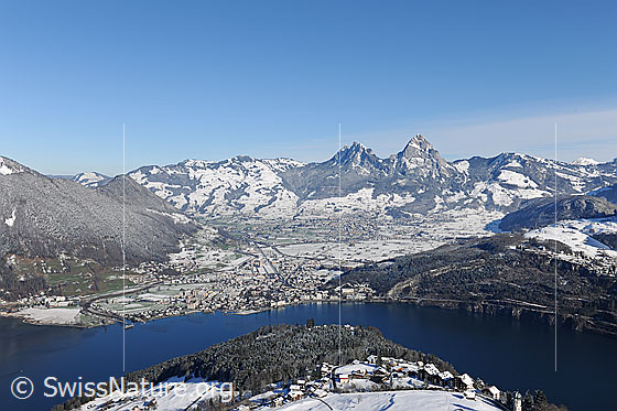 Foto: Grosser Mythen, Kleiner Mythen und Schwyz.
Blick von Seelisberg über den Vierwaldstättersee zu Grossem und Kleinem Mythen. Am Fuss der Mythen liegt die Stadt Schwyz. Am Ufer des Vierwaldstättersee ist Brunnen zu sehen.
