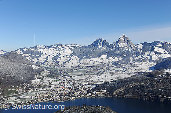 Foto: Schwyz, Kleiner Mythen und Grosser Mythen. Im Vodergrund ist Brunnen und ein Teil des Vierwalstättsersees (links) sowie des Urnersees (rechts) zu sehen.