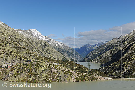 Foto: Seenlandschaft und Berglandschaft im Grimselgebiet. Blick über die Stauseen Grimselsee und Räterichsbodensee. Hinten links das Ritzlihorn.