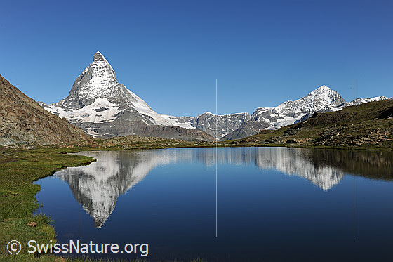 Foto: Spiegelung vom Matterhorn und Dent Blanche im Riffelsee.