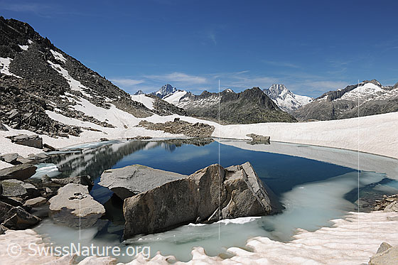 Foto: Bergsee in unberührter Berglanschaft.