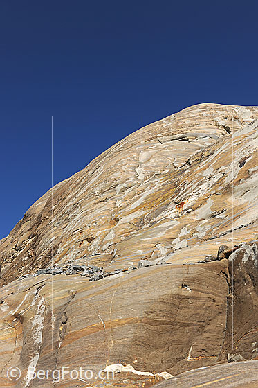 Foto: Gletscherschliff (Felswand). Farbe des Felses: Ocker.
