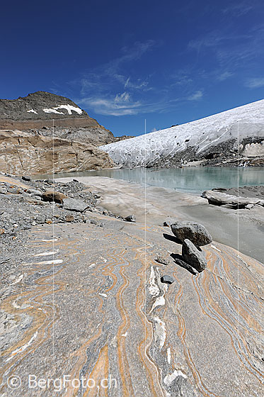 Foto: Steine auf marmoriertem Gletscherschliff.
