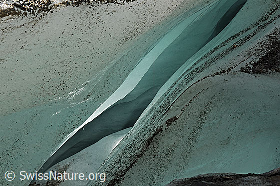 Foto: Feine Farbtöne in schmaler Gletscherspalte