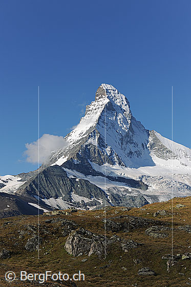 Foto: Matterhorn von Nordosten. Zu sehen sind Hörnligrat, Nordwand und Zumuttgrat (inkl. Zmuttnase) und der Matterhorngletscher.