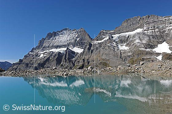 Foto: Felsmassiv von Doldenhorn und Fründehorn mit Spiegelung im Bergsee.