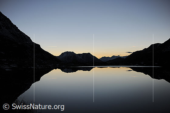 Foto: Abendstimmung mit Spiegelung in Bergsee.