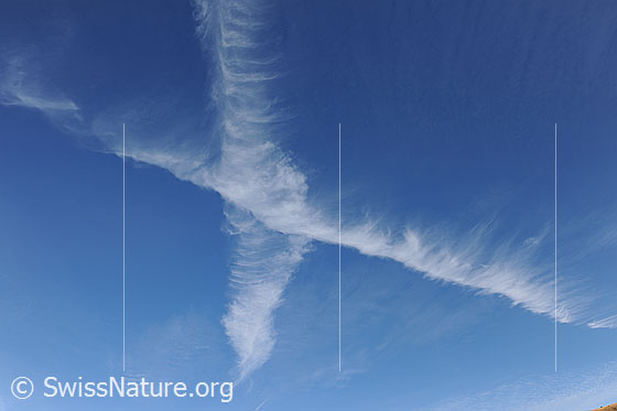 Foto: Gekreuzte Wolken.