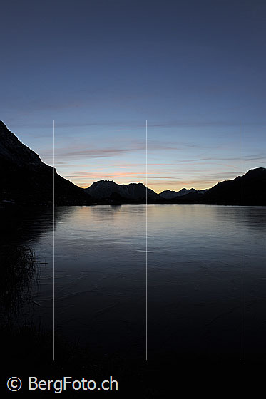 Foto: Abendstimmung an mit Schwarzeis bedecktem Bergsee.