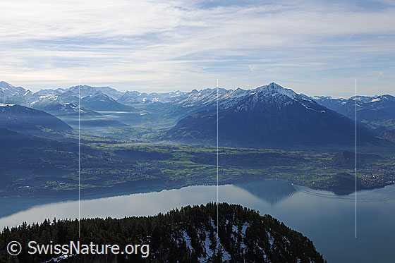 Foto: Stimmungsvolles Berner Oberland mit Kandertal, Thunersee und Niesenkette.