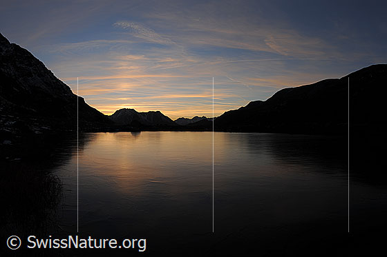 Foto: Spiegelung auf Schwarzeis. Abendstimmung.
