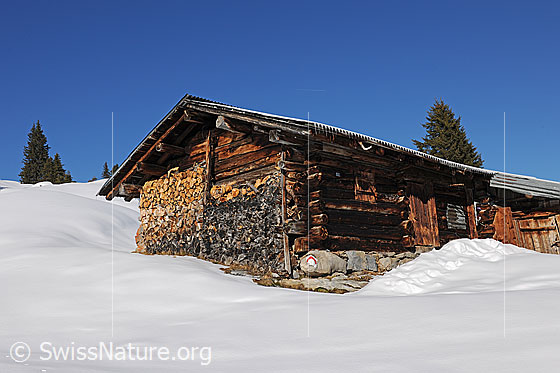 Foto: Alphütte in Winterlandschaft