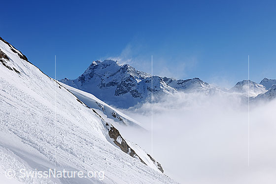 Foto: Schneefahnen am Ofenhorn. Rechts ein Nebelmeer.