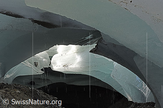 Foto: Feine Farbtöne in Gletscherhöhle.