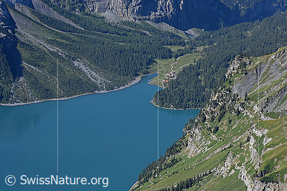 Foto: Tiefblick auf den westlichen Teil des Oeschinensees.