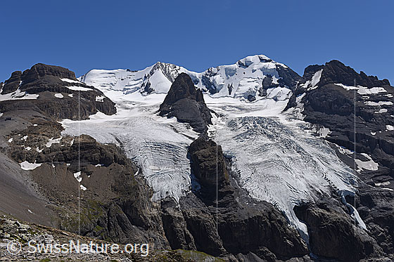 Foto: Morgenhorn, Wyssi Frau und Blüemlisalphorn vom Bundstock. Davor: Wildi Frau, Ufem Stock, Blüemlisalp-Rothorn.
