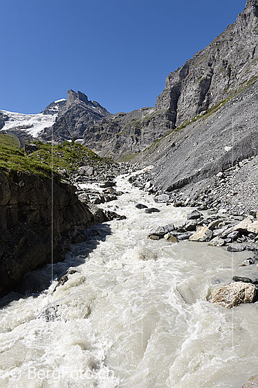 Foto: Bergbach im Hinteren Lauterbrunnental. Als Folge der Gletscherschmelze führt der Bach sehr viel Wasser.