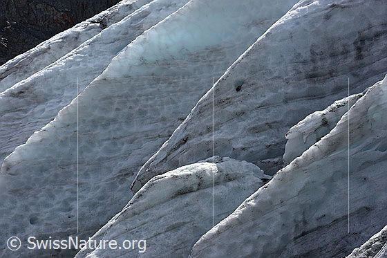 Foto: Strukturen im Gletscher (Steinlimigletscher).