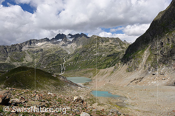 Foto: See im Vorfeld des Steigletschers. Im Hintergrund der Steisee und der Sustenpass.