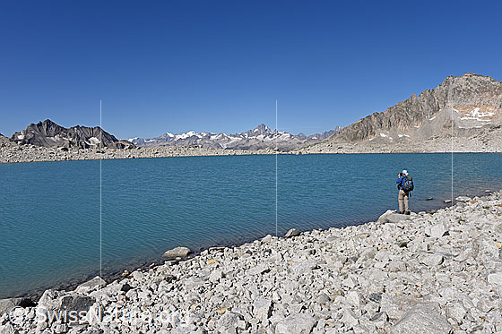 Foto: Alpinistin an Bergsee in karger Berglandschaft