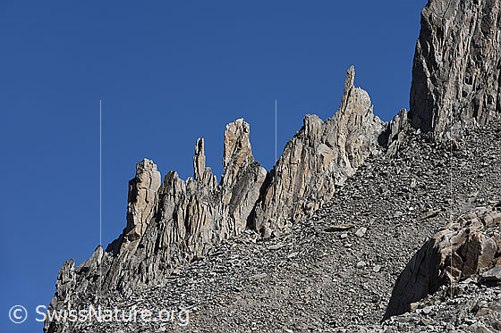 Foto: Grat mit vielen Felstürmen. Dieser gezackter Felsgrat wird besser nicht überklettert.